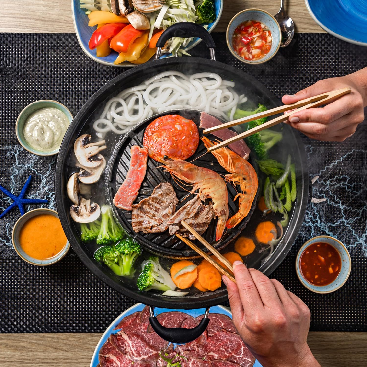 Hot Pot électrique avec accessoires Premium – Couteau Santoku, 6 pinces de grillade, vaisselle asiatique, Fondue Chinoise, Barbecue Coréen, plus de 100 vidéos recettes, Le Electric Thai BBQ