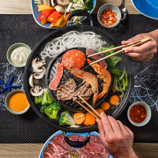 Hot Pot électrique avec accessoires Premium – Couteau Santoku, 6 pinces de grillade, vaisselle asiatique, Fondue Chinoise, Barbecue Coréen, plus de 100 vidéos recettes, Le Electric Thai BBQ