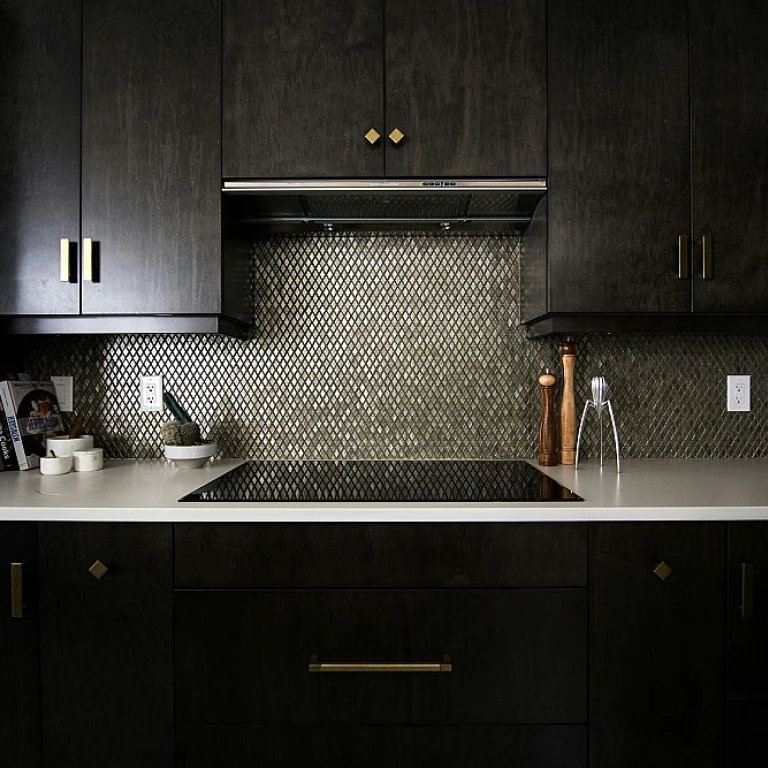 Optimiser l'espace avec des solutions de rangement d'angle dans la cuisine