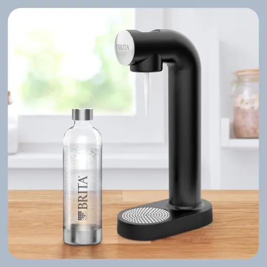 Machine à eau pétillante sodaONE noire - inclus 1x bouteille en PET (1L) et 1x cylindre de CO2 pour gazéifier votre eau à la maison
