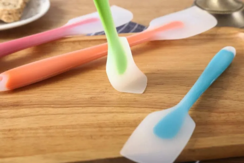 HiramWare Lot de 4 spatules en silicone – Spatule flexible résistante à la chaleur 450F avec noyau en acier inoxydable – Ustensiles de cuisine de qualité alimentaire de qualité supérieure – Sans