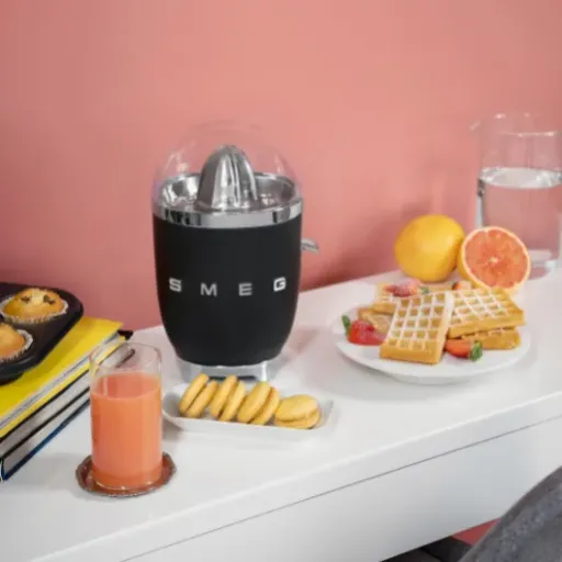 Test Smeg CJF11 : le presse-agrumes qui mise surtout sur le look