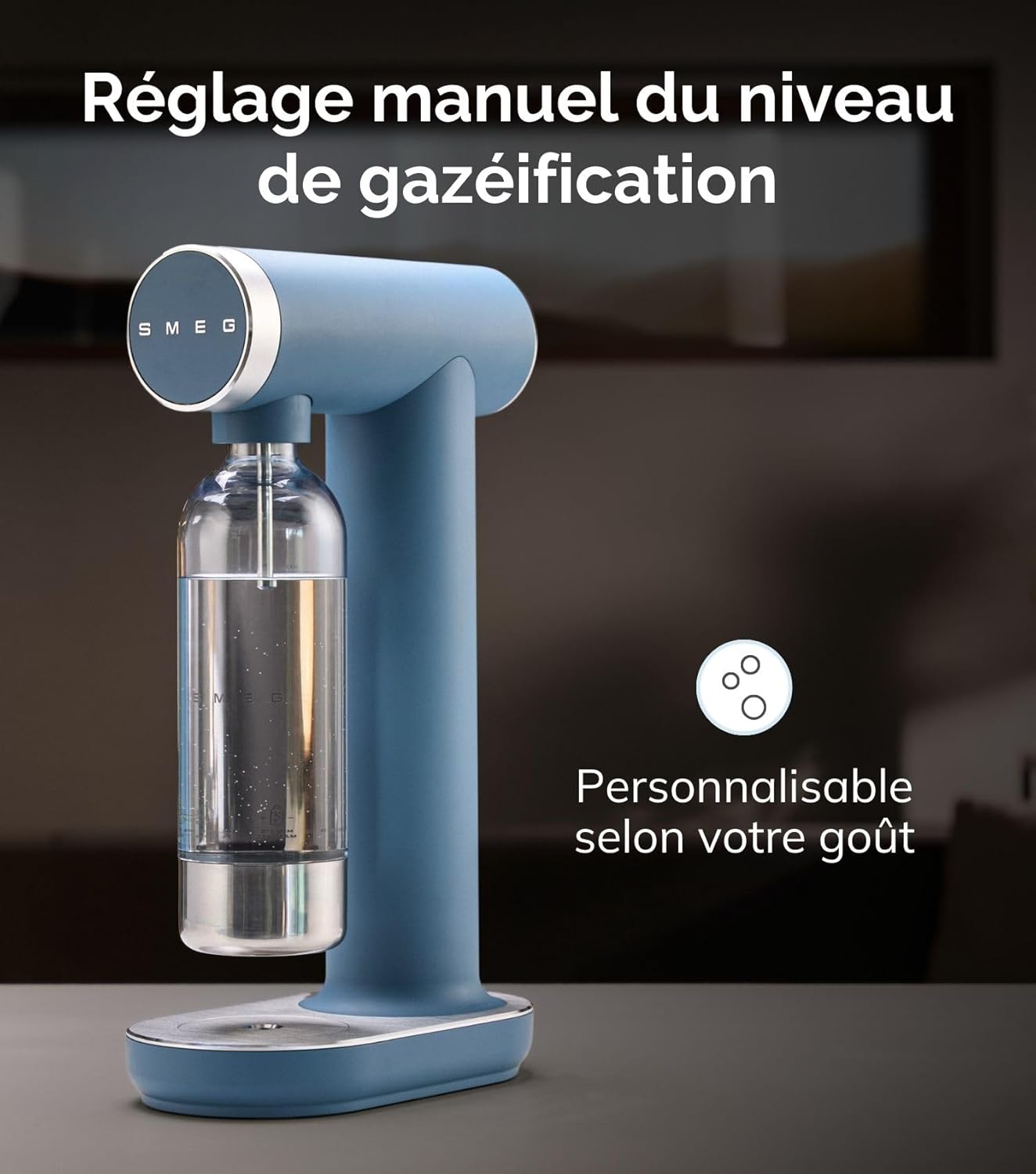 Smeg, Machine à Eau Gazeuse et à Soda SKC01SBM, avec Bouton de Contrôle de Gazéification et Egouttoir, Bouteille de 800 ml, Cartouche de CO2 Non Incluse, Bleu Orage Mat 24.5 cm x 13.5 cm x 42 cm Bleu Orage Mat