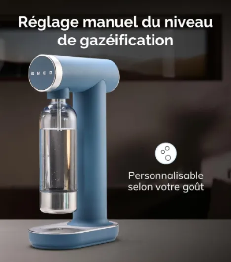 Smeg, Machine à Eau Gazeuse et à Soda SKC01SBM, avec Bouton de Contrôle de Gazéification et Egouttoir, Bouteille de 800 ml, Cartouche de CO2 Non Incluse, Bleu Orage Mat 24.5 cm x 13.5 cm x 42 cm Bleu Orage Mat