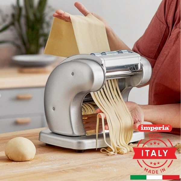 PastaPresto Ligne Classique - Machine à pâtes électrique - Fabriquè en Italie - Machine à pâtes fraîches avec moteur électrique a 220v - Laminoir électrique pour Lasagne, Tagliolini, Fettuccine Argent