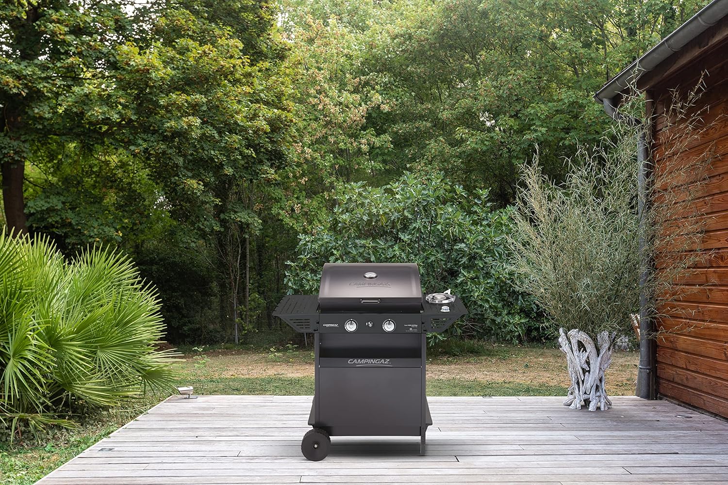 Xpert 200 LS Plus Rocky BBQ à gaz en pierre de lave, chariot BBQ avec 2 brûleurs et 1 brûleur lat., couvercle + thermomètre, plateau lat - rabattable, pot - 8,200 kW + 2,1 kW brûleur lat - 200 LS Rocky Nouveau modèle 2024