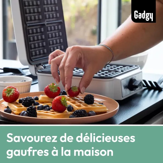 Gaufrier Professionnel 1200W – Appareil à Gaufres pour 4 Gaufres de 8x8cm – Chauffe Rapide, Thermostat Réglable – Facile à Ranger et Nettoyer - Prépare Quatre Gaufres Dorées en Moins de 5 Minutes - Revêtement Antiadhésif et Rangement Vertical Blanc