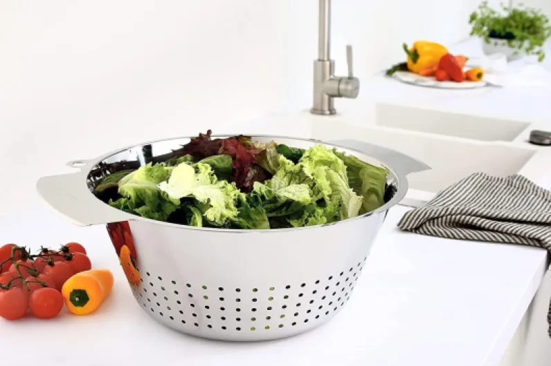 Passoire de Cuisine Conique Inox - Avec Bord Verseur pour verser les Liquides - Acier Inoxydable 18/10 - Lavable au Lave-Vaisselle - Diamètre 28 cm Ø 28 cm
